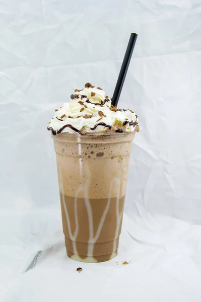 Copo Plástico Chocolate Marrom Milkshake Com Chantilly Isolado Fundo Branco — Fotografia de Stock