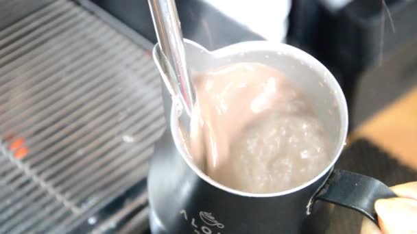 Barista Parze Mleka Latte Cappuccino — Wideo stockowe