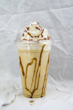 Beyaz zemin üzerine çikolatalı Milkshake