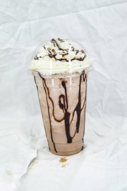 Beyaz zemin üzerine çikolatalı Milkshake