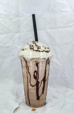 Beyaz zemin üzerine çikolatalı Milkshake
