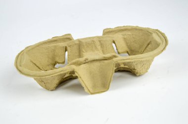 Kağıt bardaklar beyaz arka planda karton tepside