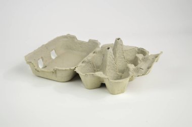 Yumurta kağıt karton beyaz arka plan üzerinde izole