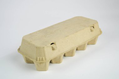 Yumurta kağıt karton beyaz arka plan üzerinde izole