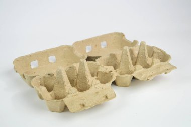 Yumurta kağıt karton beyaz arka plan üzerinde izole