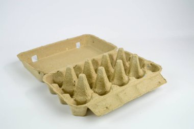 Yumurta kağıt karton beyaz arka plan üzerinde izole