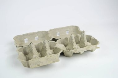 Yumurta kağıt karton beyaz arka plan üzerinde izole