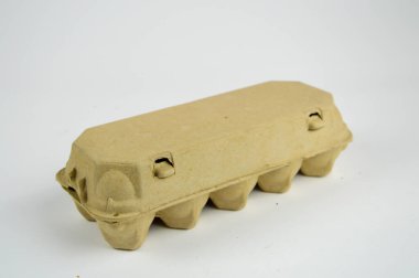 Yumurta kağıt karton beyaz arka plan üzerinde izole