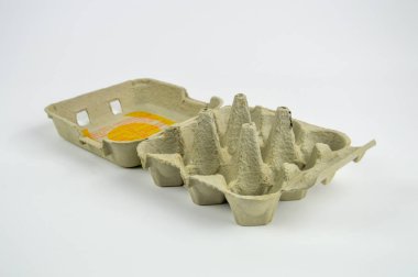 Yumurta kağıt karton beyaz arka plan üzerinde izole