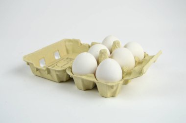 Yumurta kağıt karton beyaz arka plan üzerinde izole