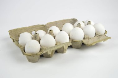 Yumurta kağıt karton beyaz arka plan üzerinde izole