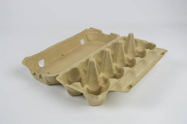 Yumurta kağıt karton beyaz arka plan üzerinde izole