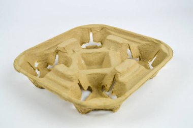 Kağıt bardaklar beyaz arka planda karton tepside