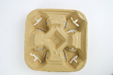 Kağıt bardaklar beyaz arka planda karton tepside