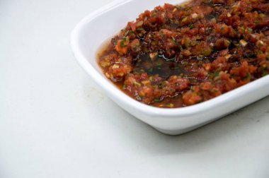 Domates, maydanoz ve biberden yapılmış baharatlı Türk mezesi.