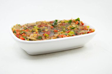 Domates, biber, maydanoz ve patlıcandan yapılmış Türk mezeleri.