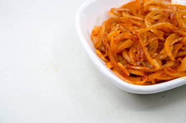 Kırmızı biberli fırında soğan, Türk aperatifi.