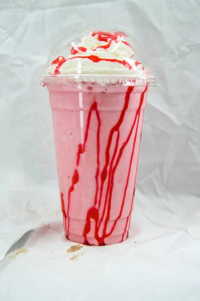 Beyaz arkaplanda vişneli ve muzlu milkshake