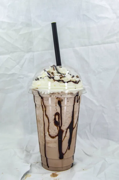 Beyaz zemin üzerine çikolatalı Milkshake