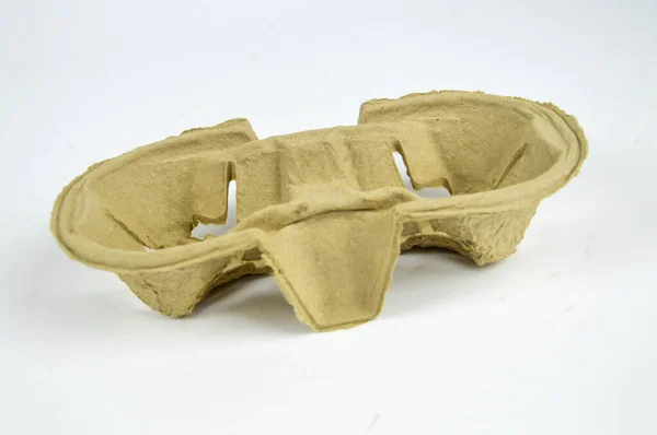 Kağıt bardaklar beyaz arka planda karton tepside