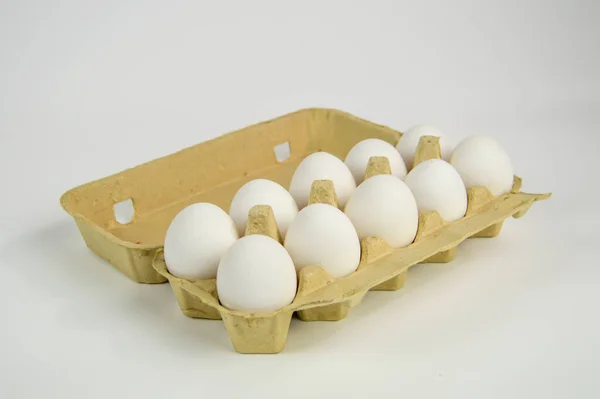 Yumurta kağıt karton beyaz arka plan üzerinde izole