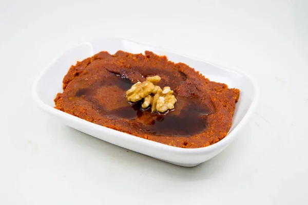 Kızarmış kırmızı biber, domates ezmesi ve zeytinyağıyla yapılan Türk aperatifi