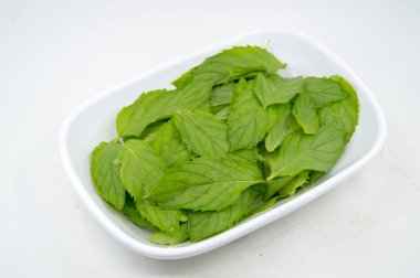 Türk aperatifi taze nane yaprağı ve limonla servis ediliyor