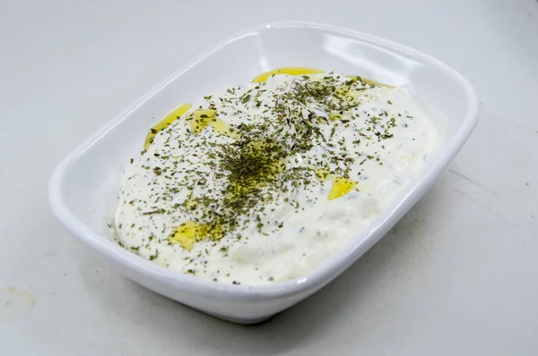 Türkische Vorspeise Mit Joghurt Knoblauch Olivenöl Und Getrockneter Minze — Stockfoto