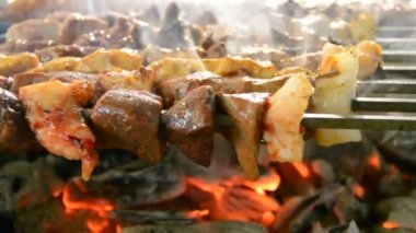 Restorandaki ızgarada kebap hazır.