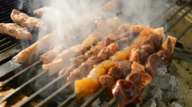 Restorandaki ızgarada kebap hazır.
