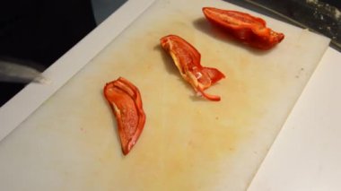 Şef mutfakta sebze doğruyor.