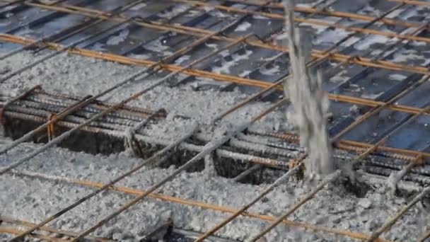 Foundry Workers Pours Concrete Blocks — стоковое видео