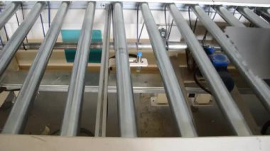 Makine hattında taşınan metal plaka