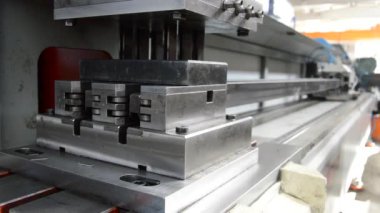 Bir makineyle demir bir profil kazmak