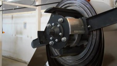 Metal levhalar işlenmek üzere makineye girer