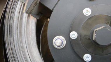 Metal levhalar işlenmek üzere makineye girer