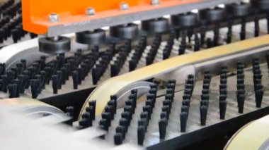 Makine hattında taşınan metal plaka