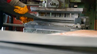 Makine hattında taşınan metal plaka