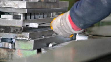 Makine hattında taşınan metal plaka