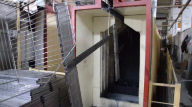 boyanmış metal levhalar kurutma fırınına girer