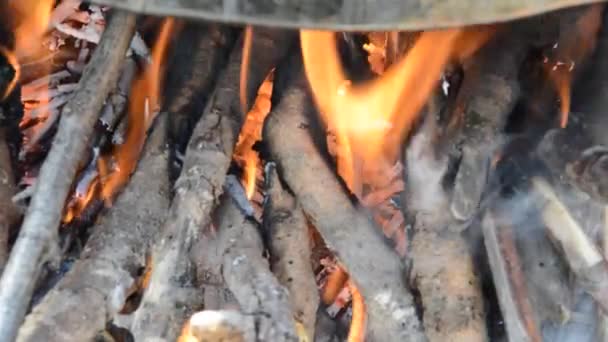 在烧木柴的黑色大锅中沸腾石榴汁 — 图库视频影像