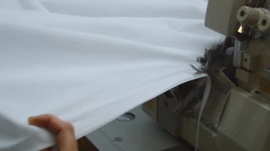Fabrikada çalışan dikiş makinesi.