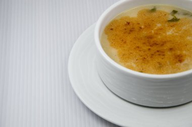 Bir kase tavuk çorbası.