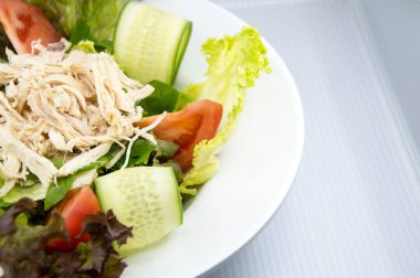 Tavuk fileto, nohut, salatalık, turp, taze marul salatası ile Buda kasesi.