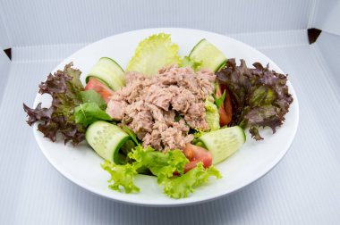 Ton balığı ve roka salatası. Balık salatası