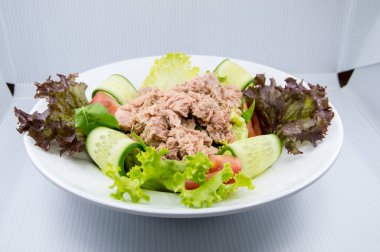 Ton balığı ve roka salatası. Balık salatası
