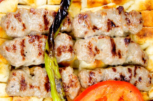 Beyaz arka planda bronzlaşmış Türk köfteleri