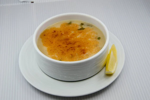 Bir kase tavuk çorbası.