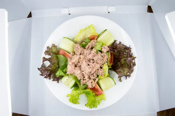 Ton balığı ve roka salatası. Balık salatası