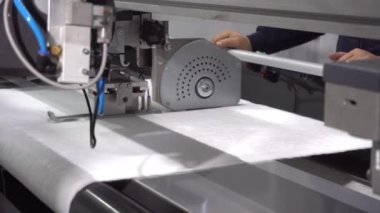 Havlu dikme ve kesme makinesi fabrikada çalışıyor.